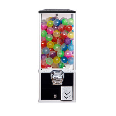 Boule de sucrerie mâchant le distributeur automatique de Gumball avec le support